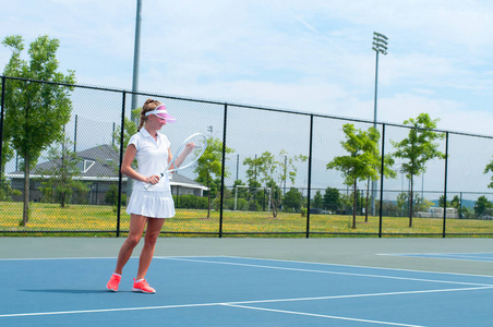 年轻女子在网球场上打网球