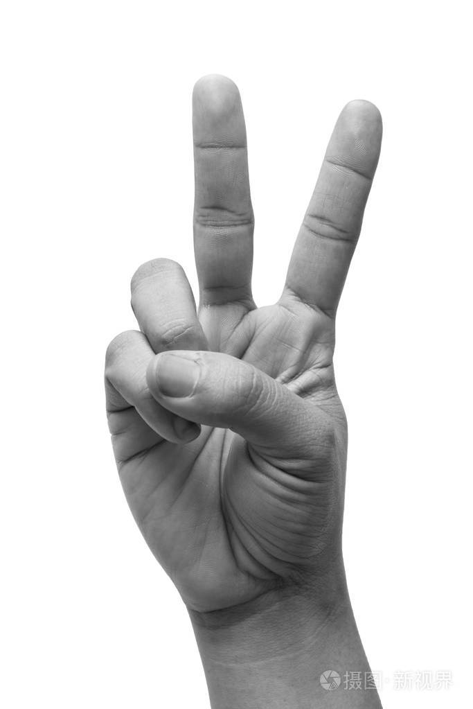 手拿两根手指着白色的背景上