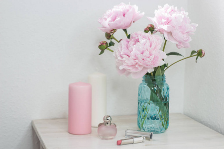 粉色牡丹花瓶里的香味。牡丹花瓶，杏仁，在桌子上的化妆品的香味。梳妆台
