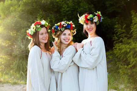 与花圈庆祝民族服装的女孩