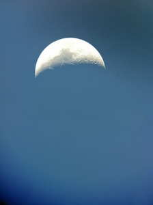 半轮明月场景在天空上