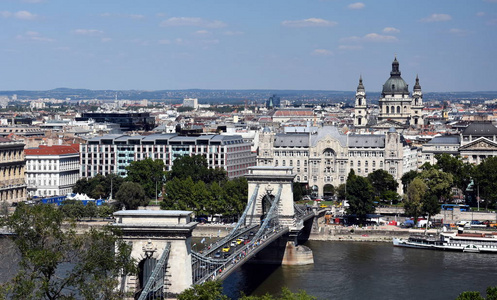 著名链桥横跨多瑙河河