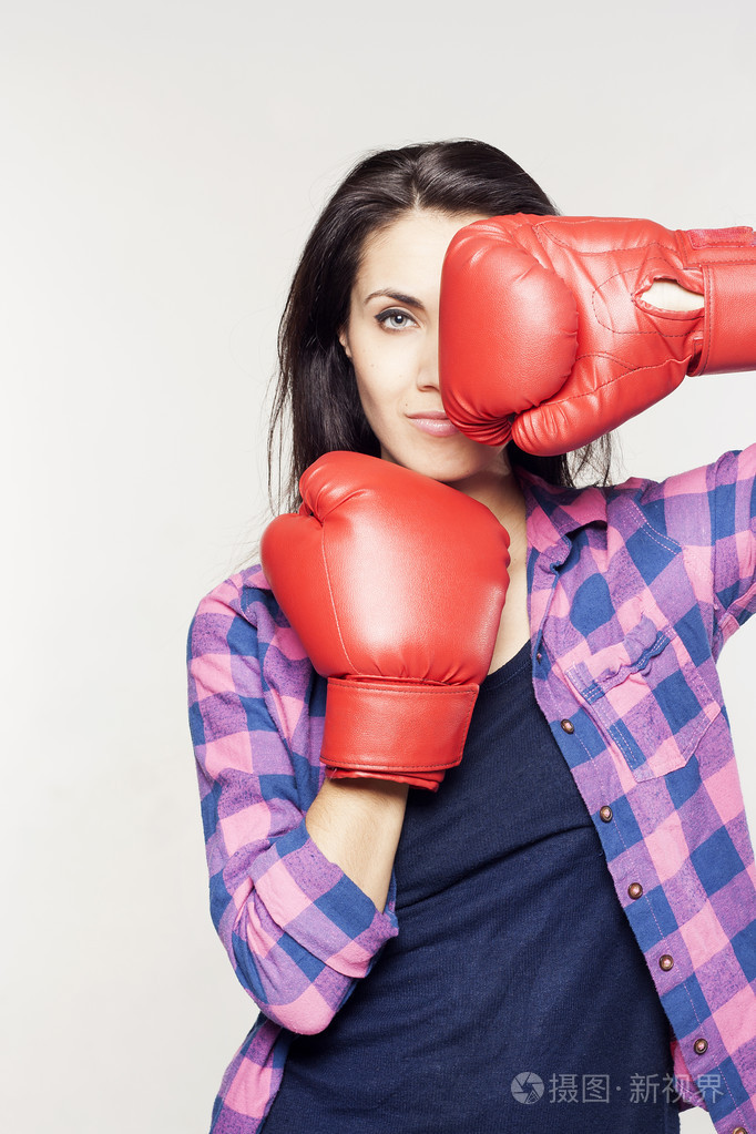 漂亮女人与拳击手套