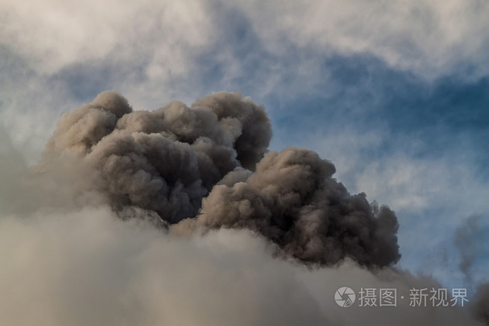 埃特纳火山喷发，熔岩流