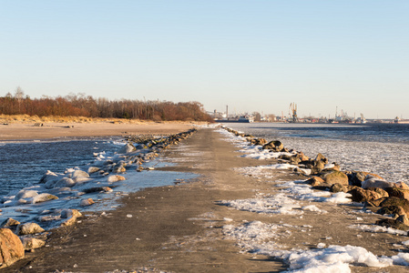 船厂和港口附近的冷冻的海滩