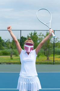 网球运动员网球比赛获胜后庆祝。年轻的窝