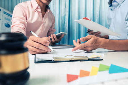 商人在职场中,teamwor 非常认真地讨论照片