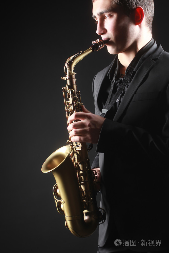 萨克斯萨克斯管吹奏者与sax女低音