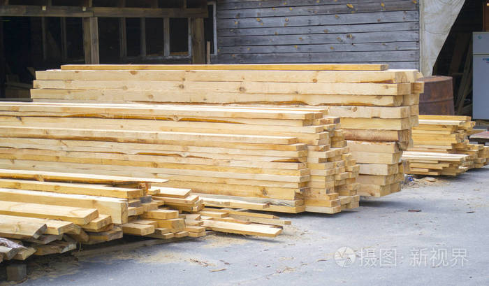 锯木厂.锯板上一个锯木厂在户外仓库