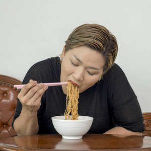 亚洲女人吃亚洲面条照片