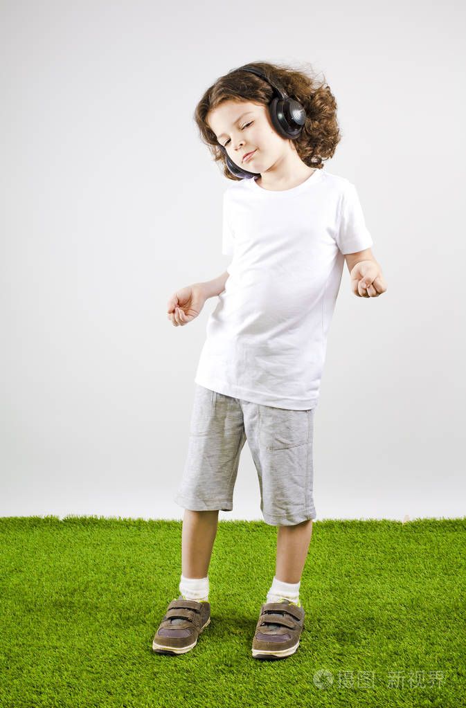 音乐和技术概念.白人小男孩跳舞