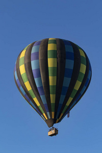 气球漂浮在南加利福尼亚州蒂梅丘拉热气球节