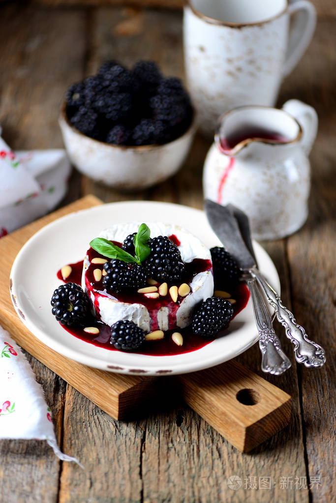 卡门培尔奶酪芝士与黑莓酱