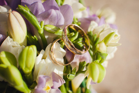 背景与开花和结婚戒指