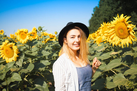 年轻美丽的女孩