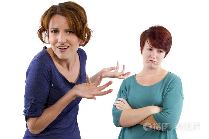 妇女争吵与不信任彼此