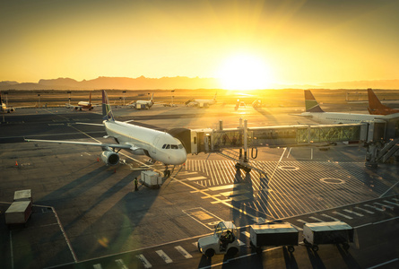 飞机在终端的门口准备起飞现代化国际机场在日落情感世界各地旅行的概念