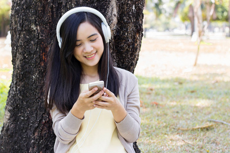 美女听音乐图片