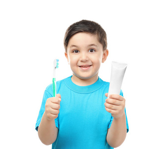 用牙刷和粘贴在白色背景上的可爱男孩。牙齿清洁概念
