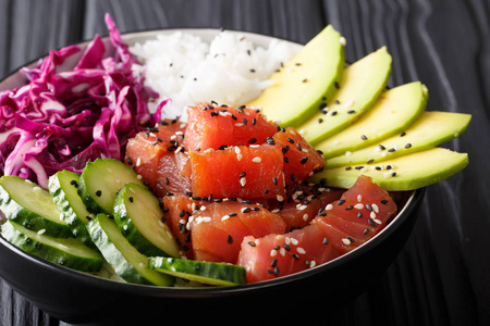 原料有机 Ahi 金枪鱼戳碗米饭和蔬菜的特写。H