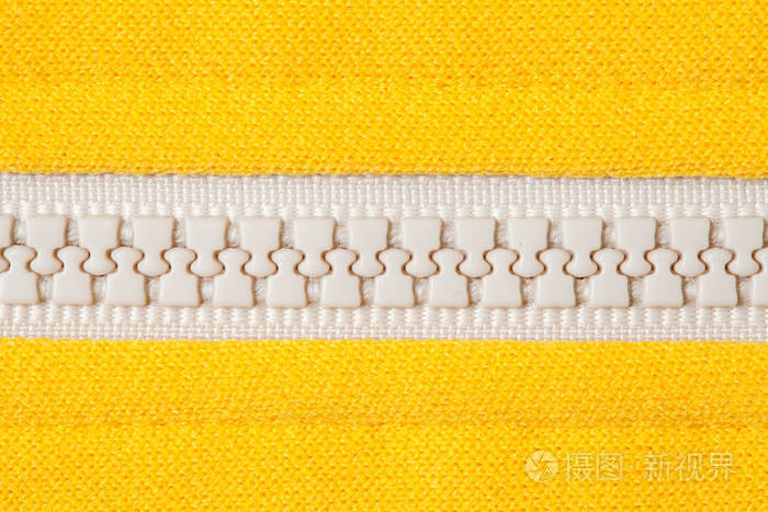 黄色的衬衫上的拉链