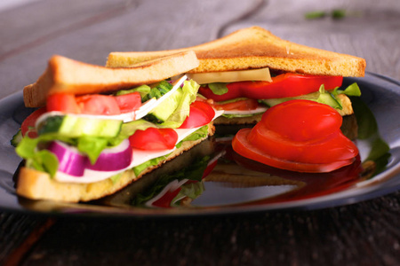 由甜菜根、 番茄、 玉米沙拉和木制背景上的芝麻菜的素食汉堡图片