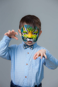 与画在他的脸上像老虎 狮子可爱可爱的孩子照片