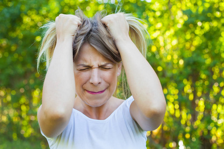 崩溃女愤怒的年轻女人崩溃照片