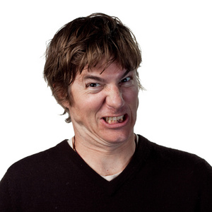 生气离开男人,恼火,给大拇指朝下的手势挫折,撕裂头发出愤怒的男人