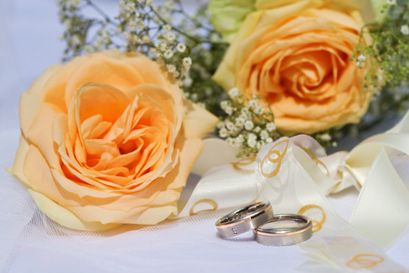 黄玫瑰与结婚戒指