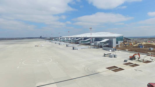 现代国际机场候机楼的鸟瞰图。周游世界。空机场空中。在机场跑道的视图。机场滑行道上标记前往跑道