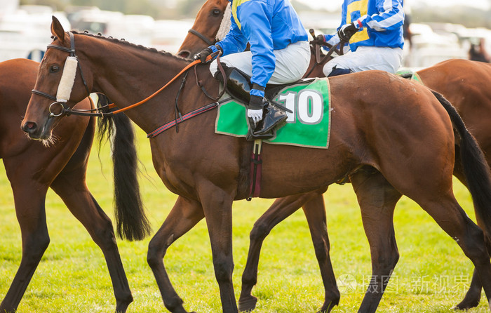 骑马者准备进入开始门