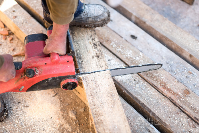 对建筑工地用电圆锯工人切割木板
