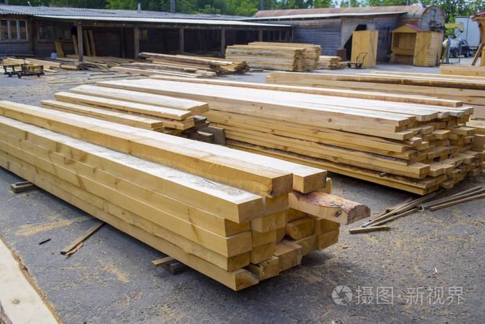 锯木厂.锯板上一个锯木厂在户外仓库