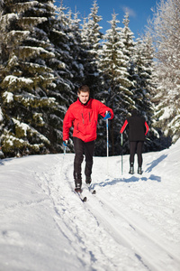 年轻男子越野滑雪