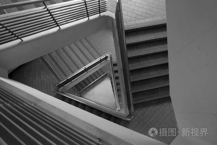 在黑色和白色基调的三角形楼梯的模式