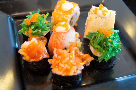 黑菜品种寿司的特写图片