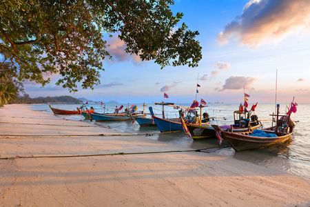 亚洲游艇在沙滩上