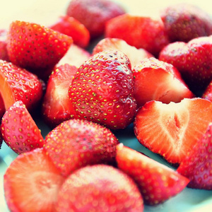 美丽的新鲜草莓，干净的白色背景上孤立