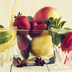 排毒水鸡尾酒。新鲜蔬菜和水果在玻璃碗里。草莓 苹果 黄瓜 柠檬和薄荷
