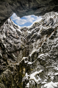 蓝色的天空，顶部的垂直隧道在山