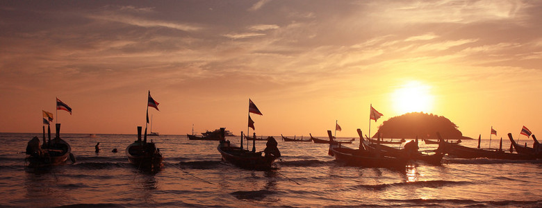 小船在海边的夕阳