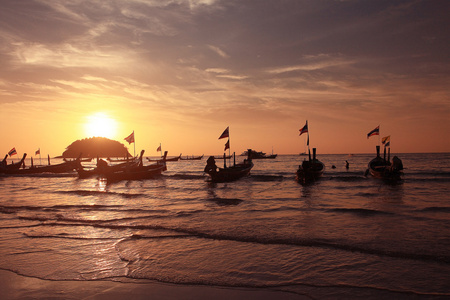 小船在海边的夕阳