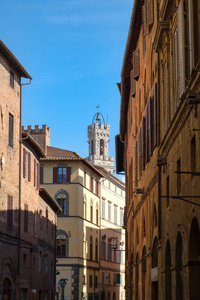 古老的建筑和托雷德尔吉亚在意大利锡耶纳中世纪城市