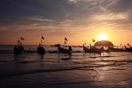 小船在海边的夕阳图片