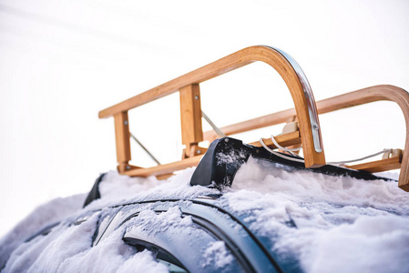 在车顶行李架上雪橇车图片