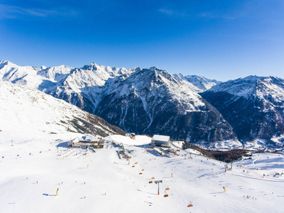 滑雪场在阿尔卑斯山滑雪缆车与人 s 的鸟瞰图