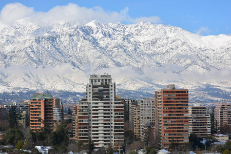 在智利圣地亚哥山雪后的鸟瞰图