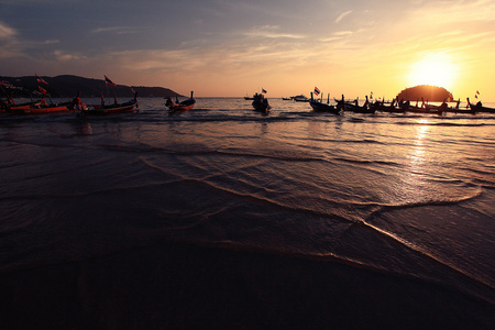 小船在海边的夕阳
