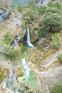 安达卢西亚的瀑布在犹他州的野生马比尤特
